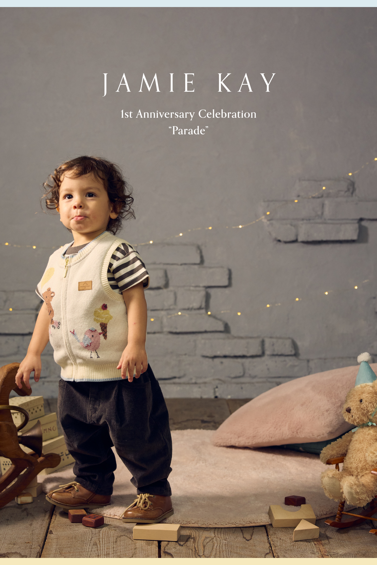 男の子が立っている画像