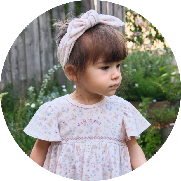 ターバンを付けた女の子が右下を向いている画像