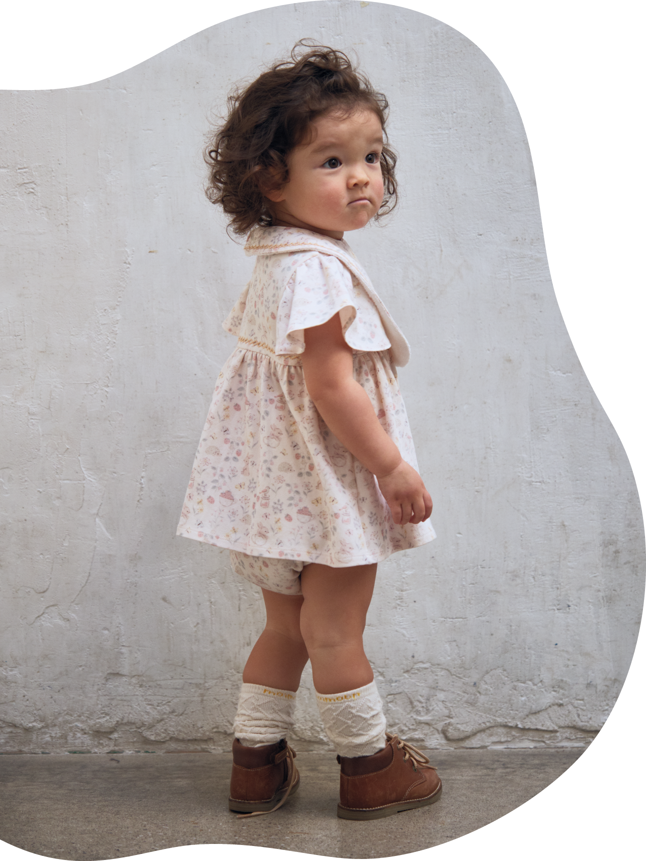 薄ピンクのワンピースを着た女の子の画像