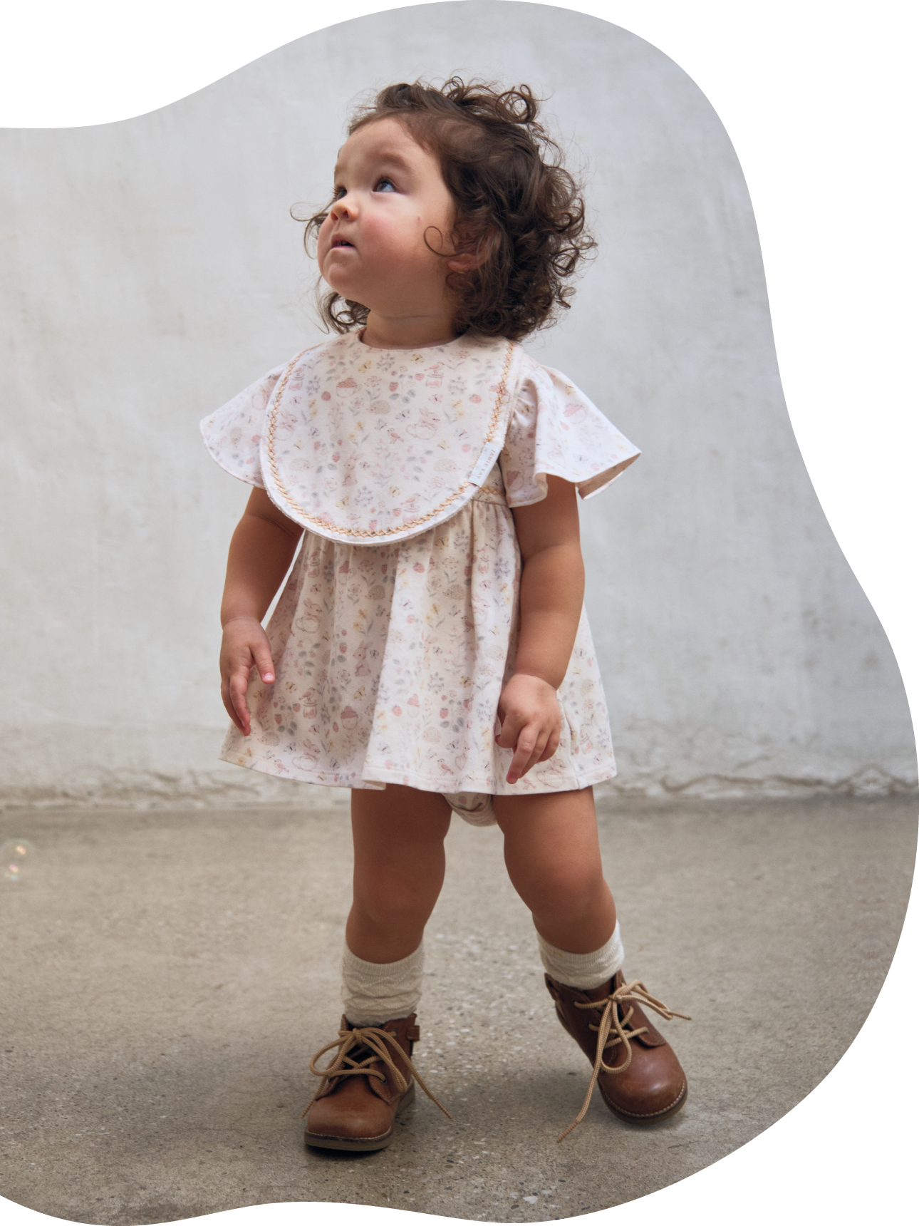 薄ピンクのワンピースを着た女の子の画像